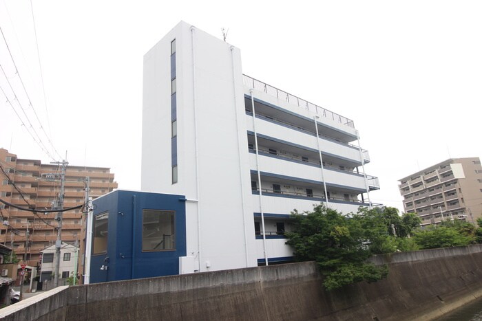 リバーサイド三国の物件外観写真