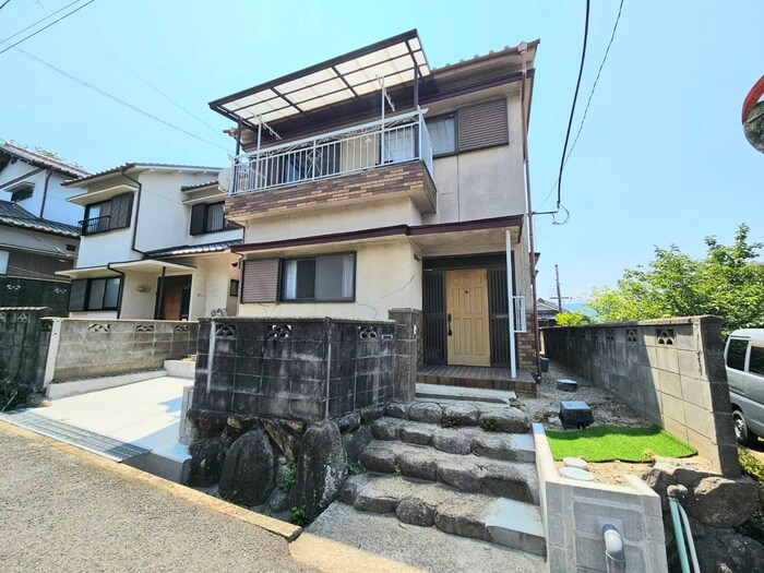 丘の上にある春のLa tortaの物件外観写真