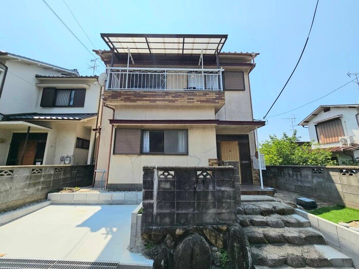 丘の上にある春のLa tortaの物件外観写真