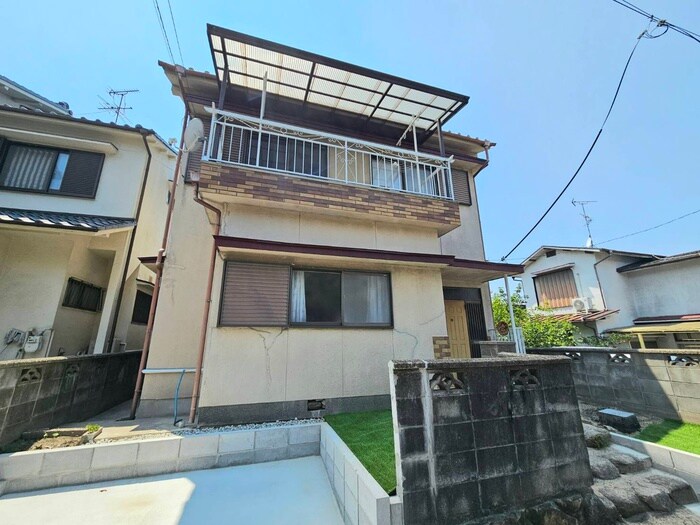 丘の上にある春のLa tortaの物件外観写真