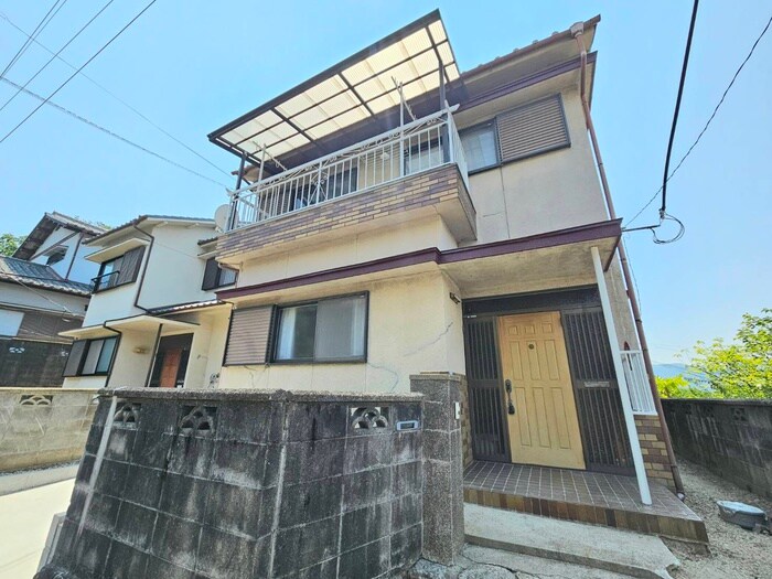 丘の上にある春のLa tortaの物件外観写真