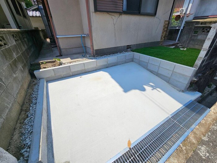 丘の上にある春のLa tortaの物件外観写真