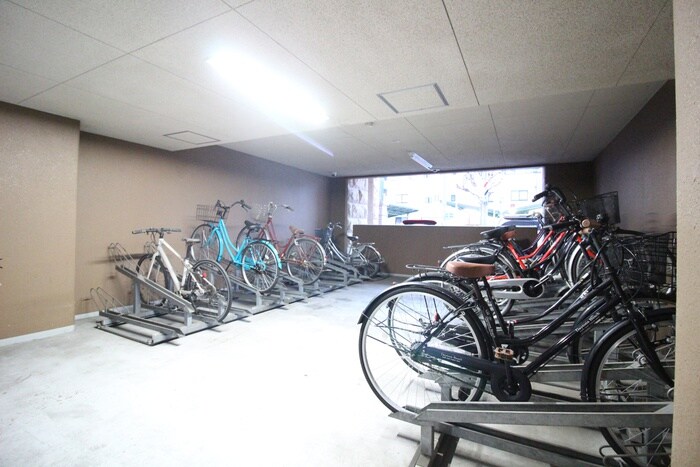 ﾌﾟﾚｻﾝｽSAKAEﾘﾊﾞｰｽﾀｲﾙ（402）の物件外観写真