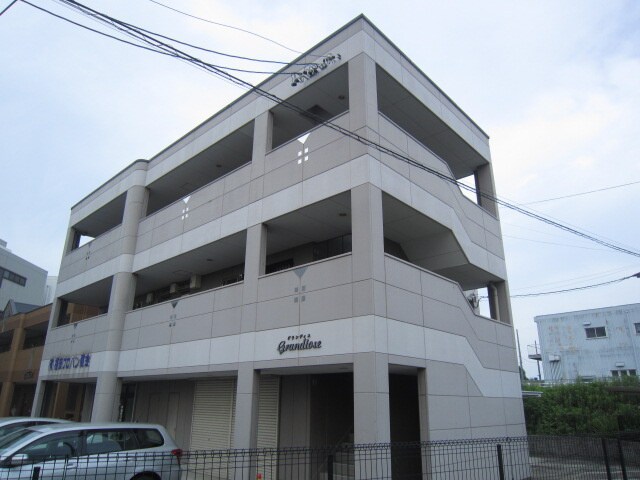 グランディスの物件外観写真