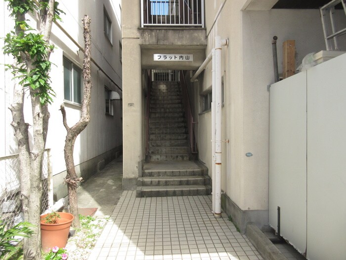 フラット内山の物件外観写真