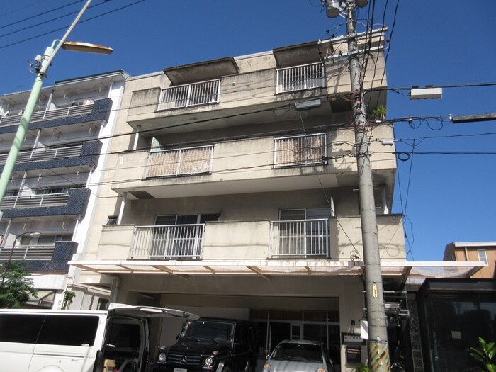 フラット内山の物件外観写真