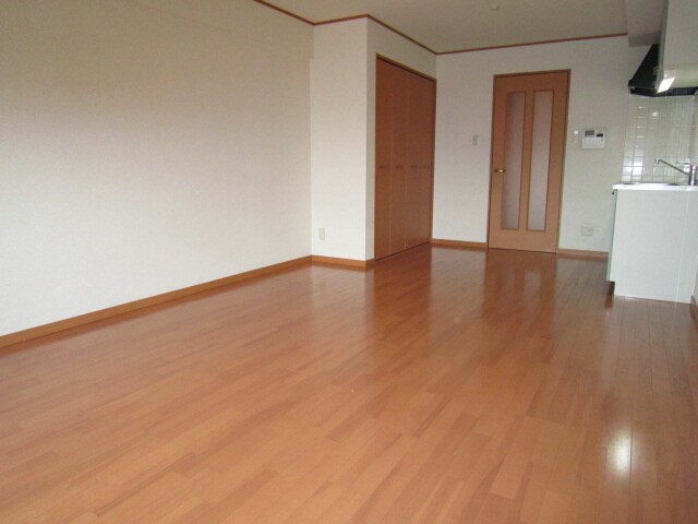 スリ－アロ－ズ中小田井の物件内観写真