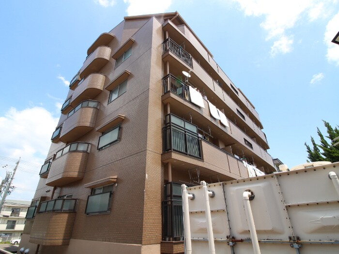 ファミ－ル一社の物件外観写真