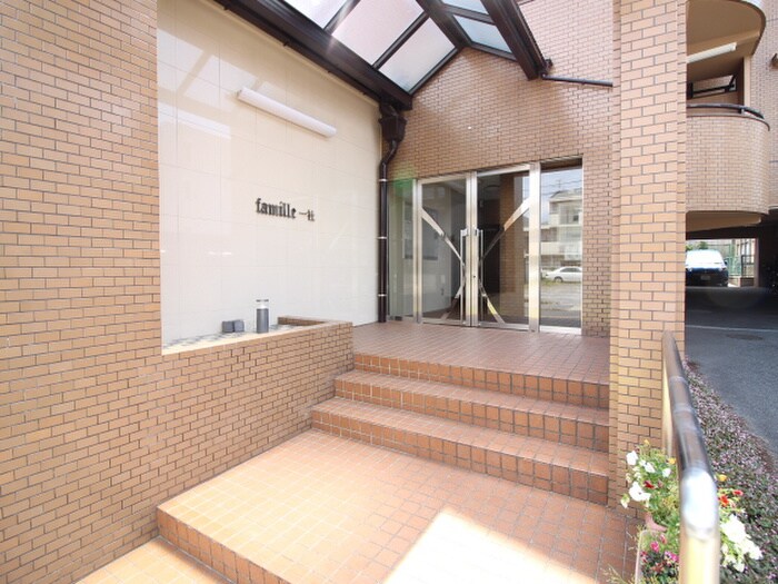 ファミ－ル一社の物件外観写真