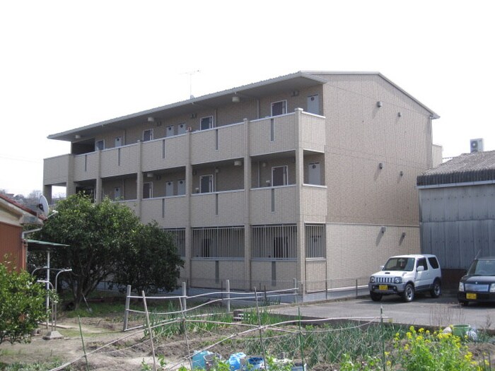 ウヴェルテュールの物件外観写真