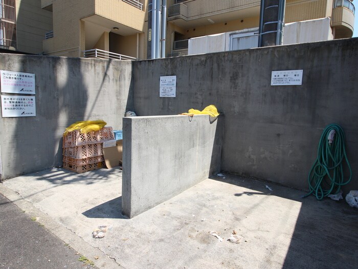 ラ・ジョ－ヌの物件外観写真