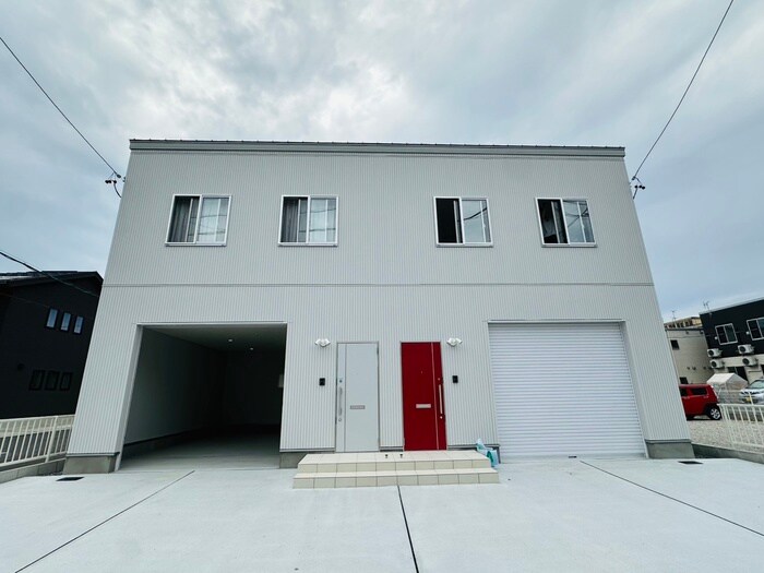 小信中島ガレージハウスの物件外観写真