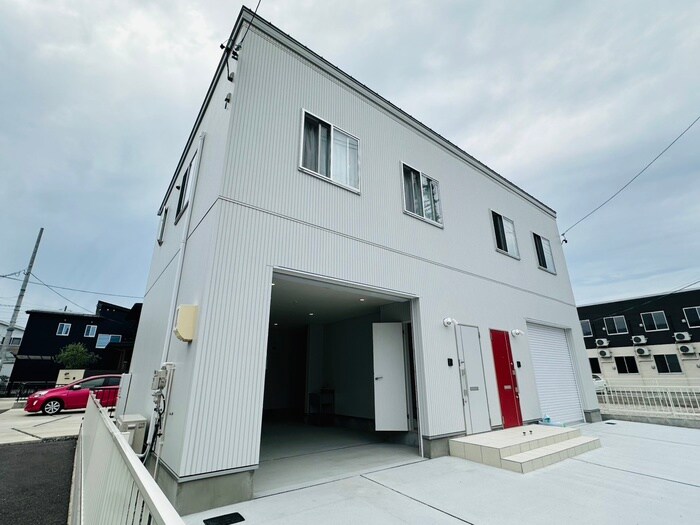 小信中島ガレージハウスの物件外観写真