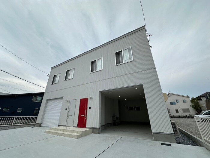 小信中島ガレージハウスの物件外観写真