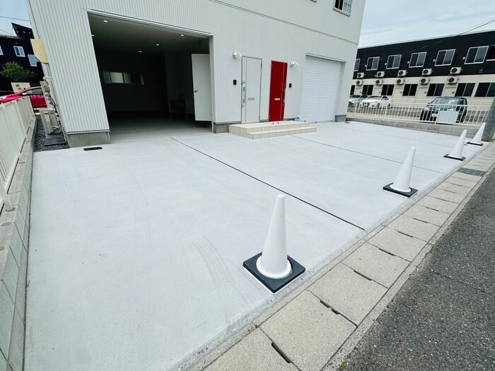 小信中島ガレージハウスの物件外観写真