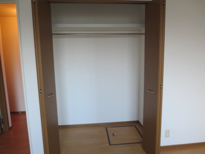 サン　フロ－ラ　Ｃ棟の物件内観写真