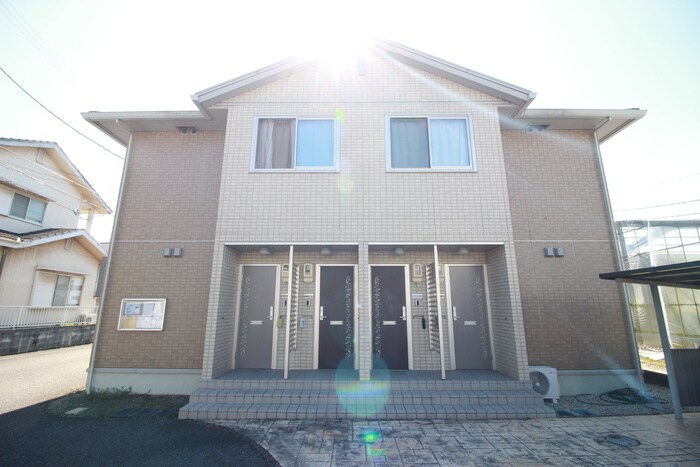 カーミー・芳川　B棟の物件外観写真