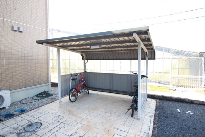 カーミー・芳川　B棟の物件外観写真