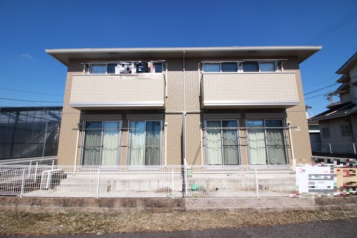 カーミー・芳川　B棟の物件外観写真