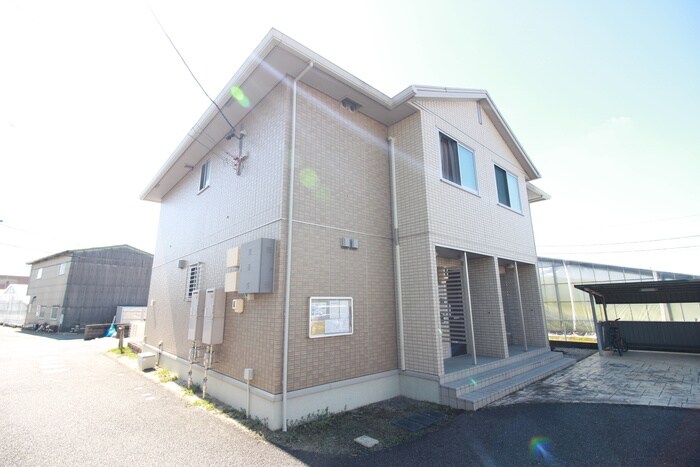 カーミー・芳川　B棟の物件外観写真