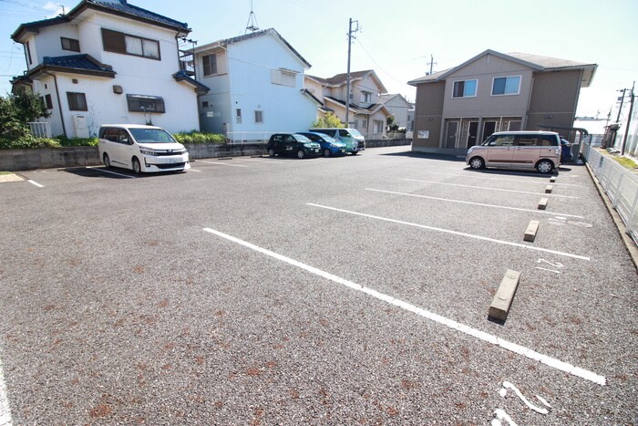 カーミー・芳川　B棟の物件外観写真