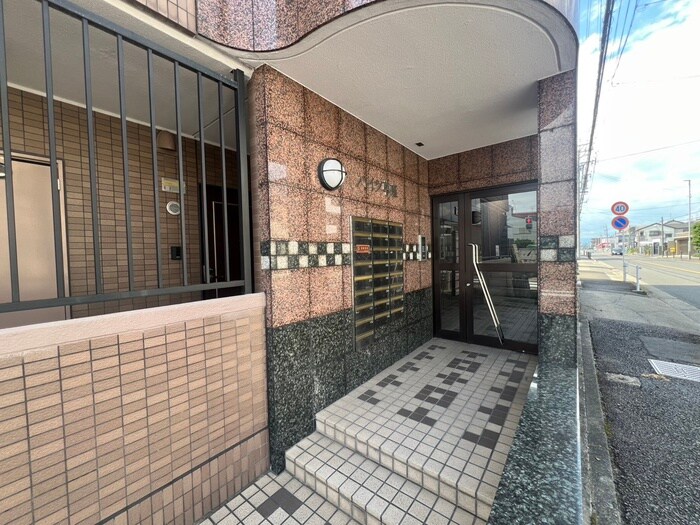 ハイツ草薙の物件外観写真