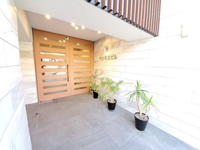 内山足立ビルの物件外観写真