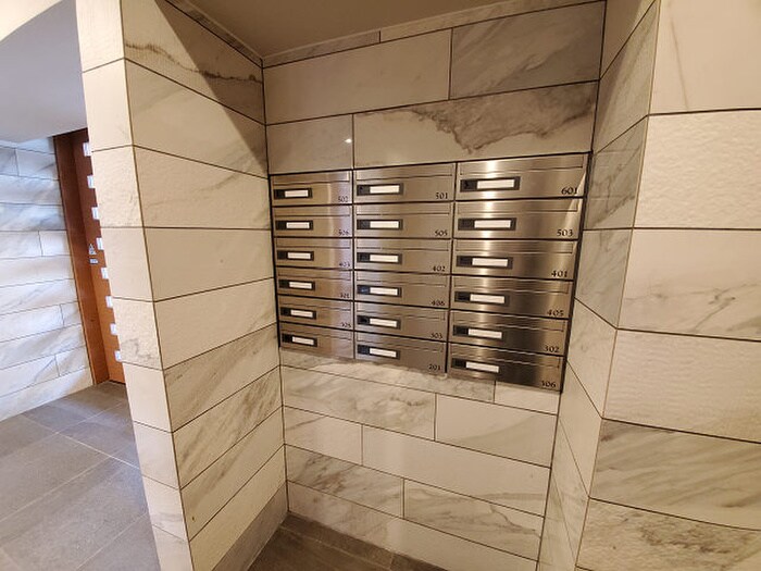 内山足立ビルの物件外観写真