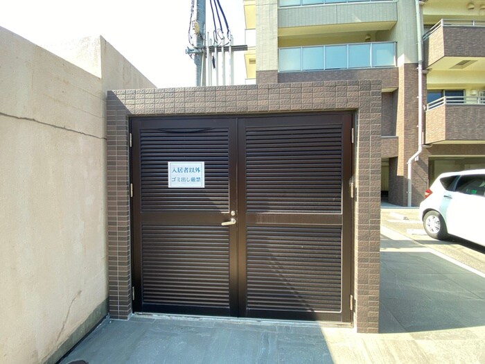 内山足立ビルの物件外観写真