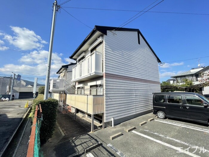 ホワイトヴィラ柏原Ⅰの物件外観写真