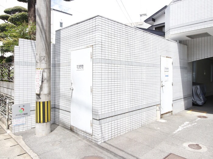 ロイヤルハイツ春日の物件外観写真