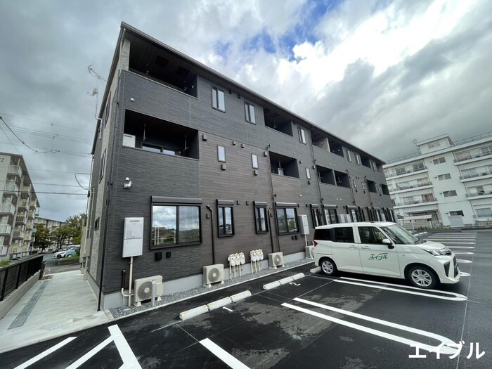 ファミリア長門石の物件外観写真