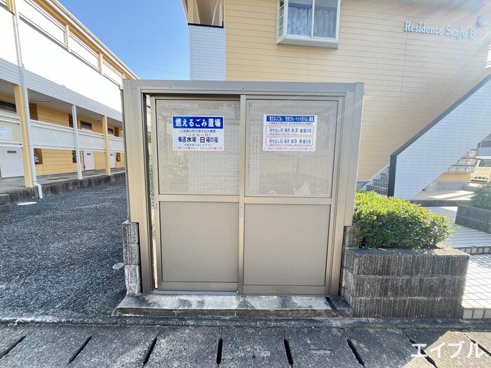 レジデンスセンジュAの物件外観写真