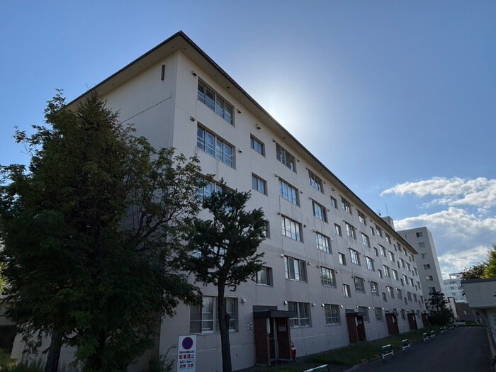 札幌西月寒団地5号棟の物件外観写真