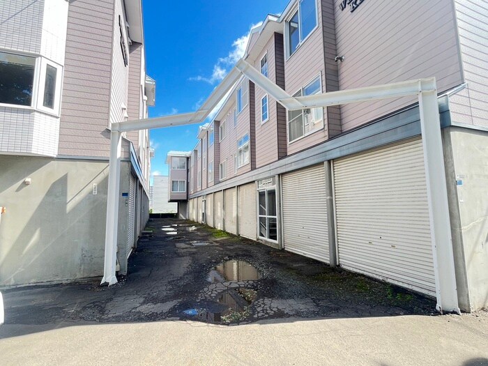 ホワイトコ－トカヤ１３の物件外観写真