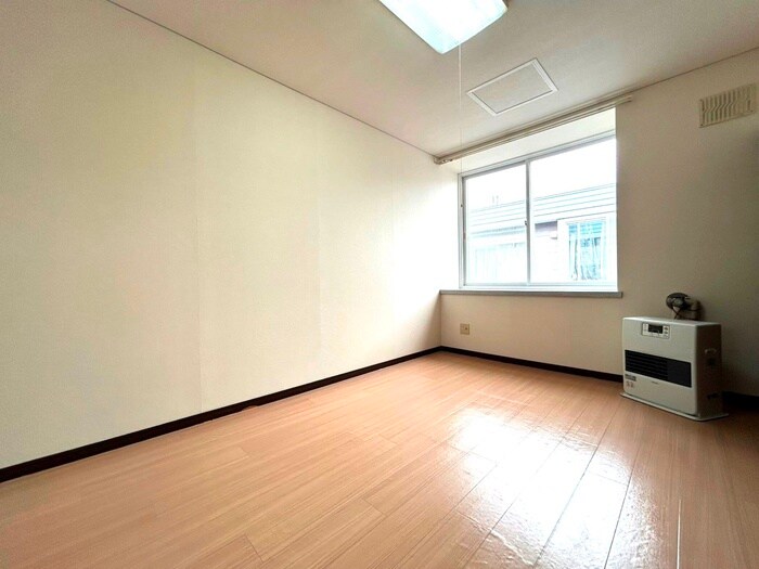 ホワイトコ－トカヤ１３の物件内観写真