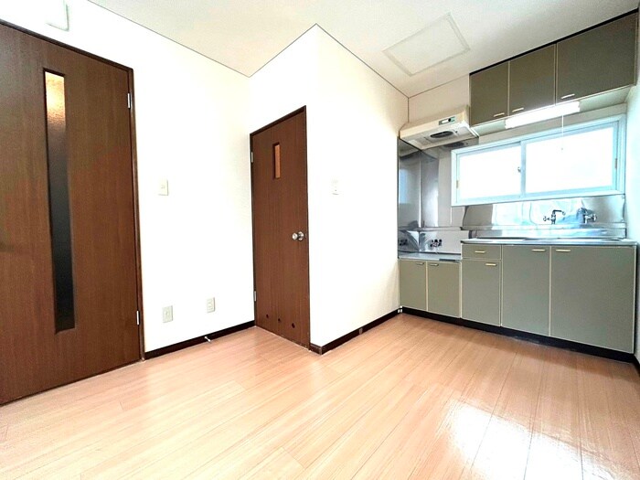 ホワイトコ－トカヤ１３の物件内観写真