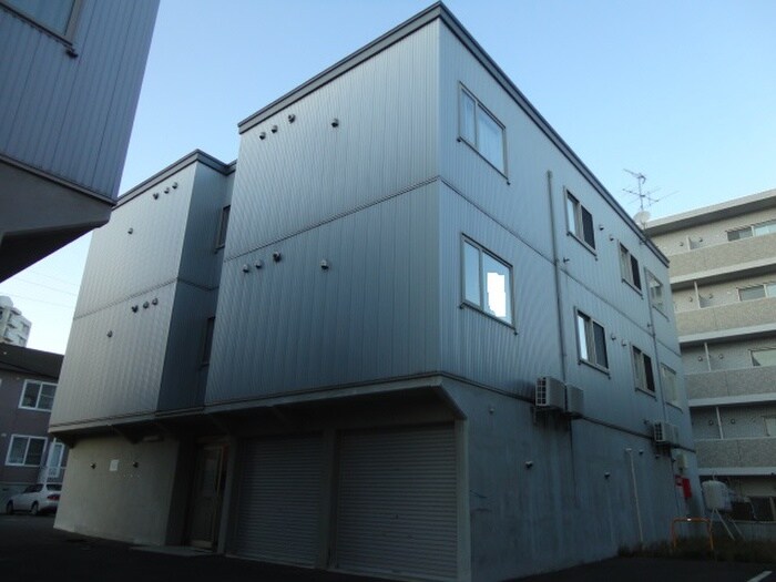 Ｗｅｓｔ　Ｃｏｕｒｔ　Ｂの物件外観写真