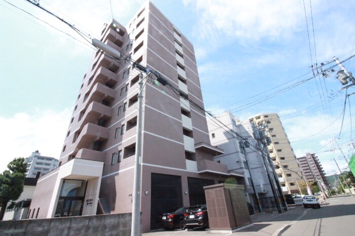 モデナ山鼻の物件外観写真