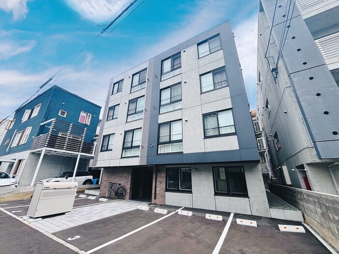 UNIQUS宮の森の物件外観写真