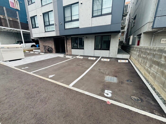 UNIQUS宮の森の物件外観写真