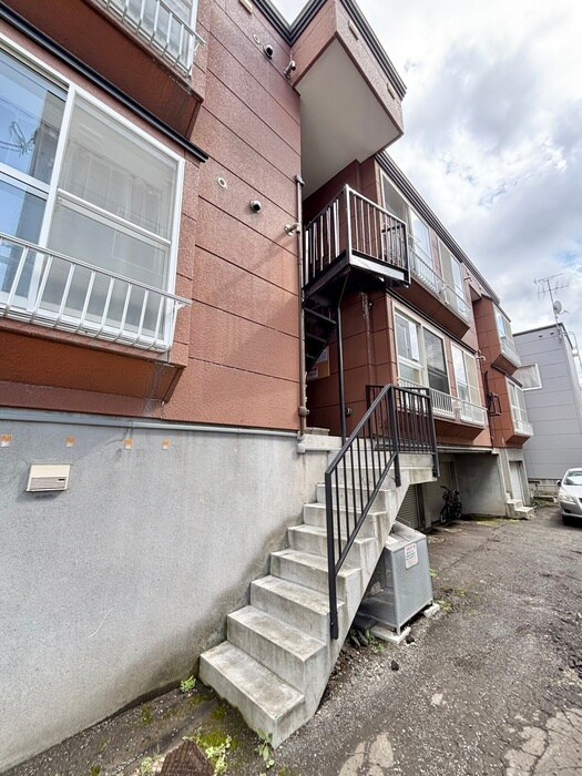 フラットレイアロ－の物件外観写真