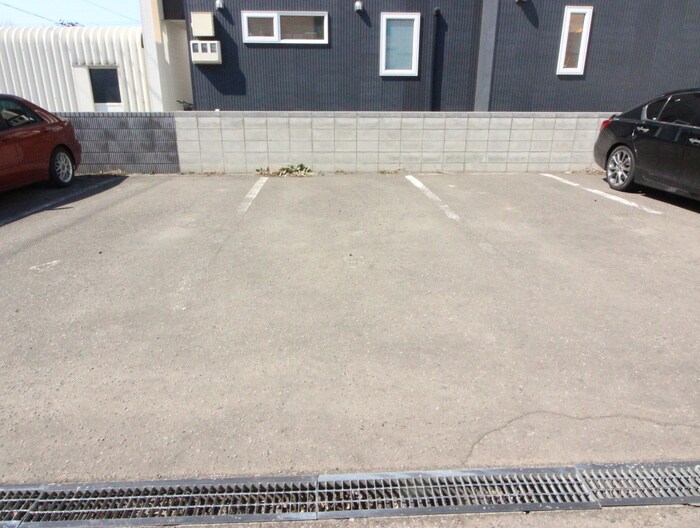 ニ－ズ・ビル・シマの物件外観写真