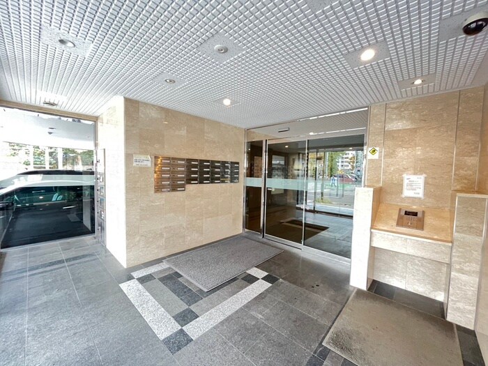 NOVA知事公館前の物件外観写真