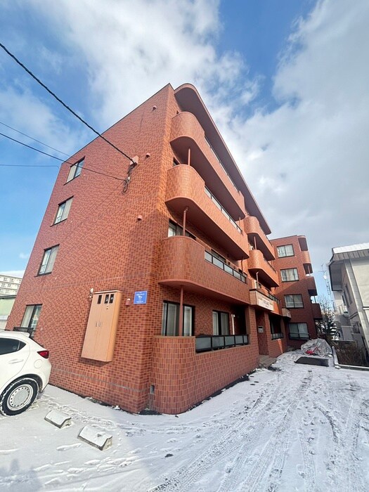 ﾌｧｲﾌﾞ・ｳｪｰﾌﾞの物件外観写真