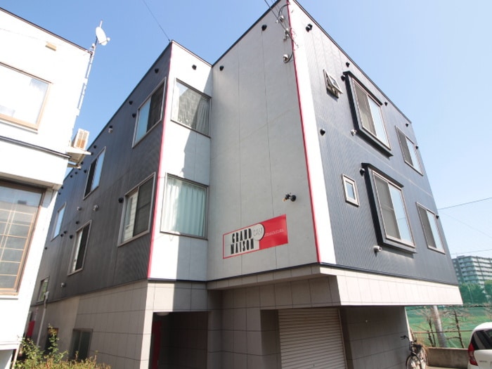 グランメゾンイ－ストの物件外観写真