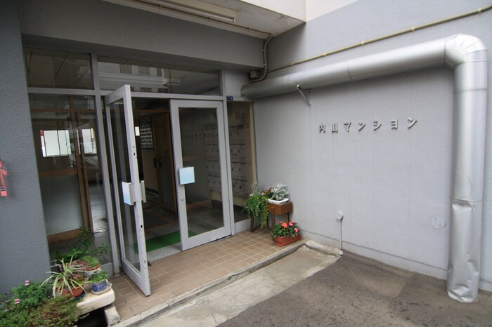 内山マンションの物件外観写真