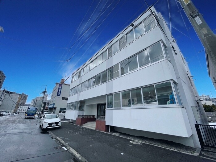 ＥＹＥ ＳＴＡＧＥ　山鼻の物件外観写真