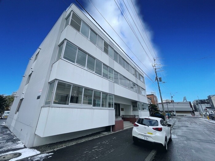 ＥＹＥ ＳＴＡＧＥ　山鼻の物件外観写真