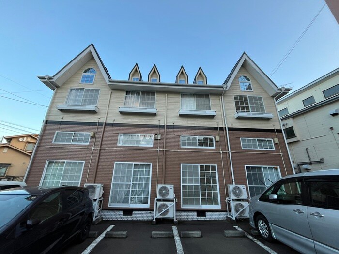 ﾎﾜｲﾄｷｬｯｽﾙ宮千代ビレジＢ棟の物件外観写真